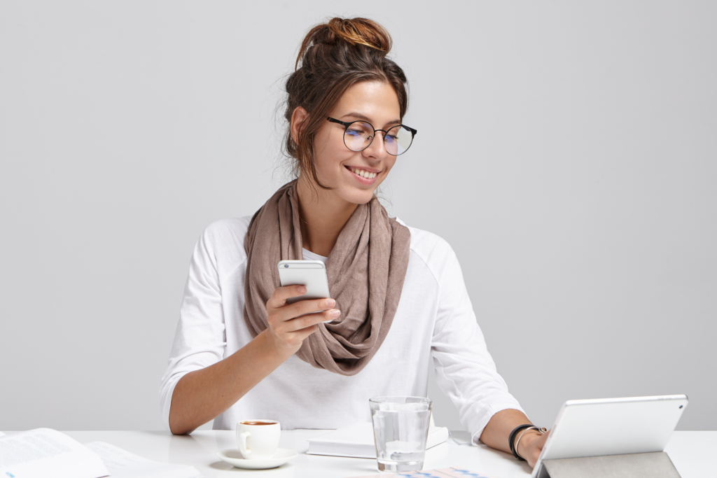 Frau sitzt am Laptop und liest über Schulungen in der Kosmetikbranchen.