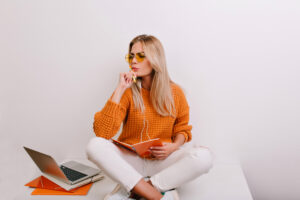 Frau passt am Laptop Formulare in Canva an